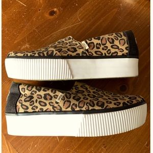 Toms animal print platforms Sz 6.5